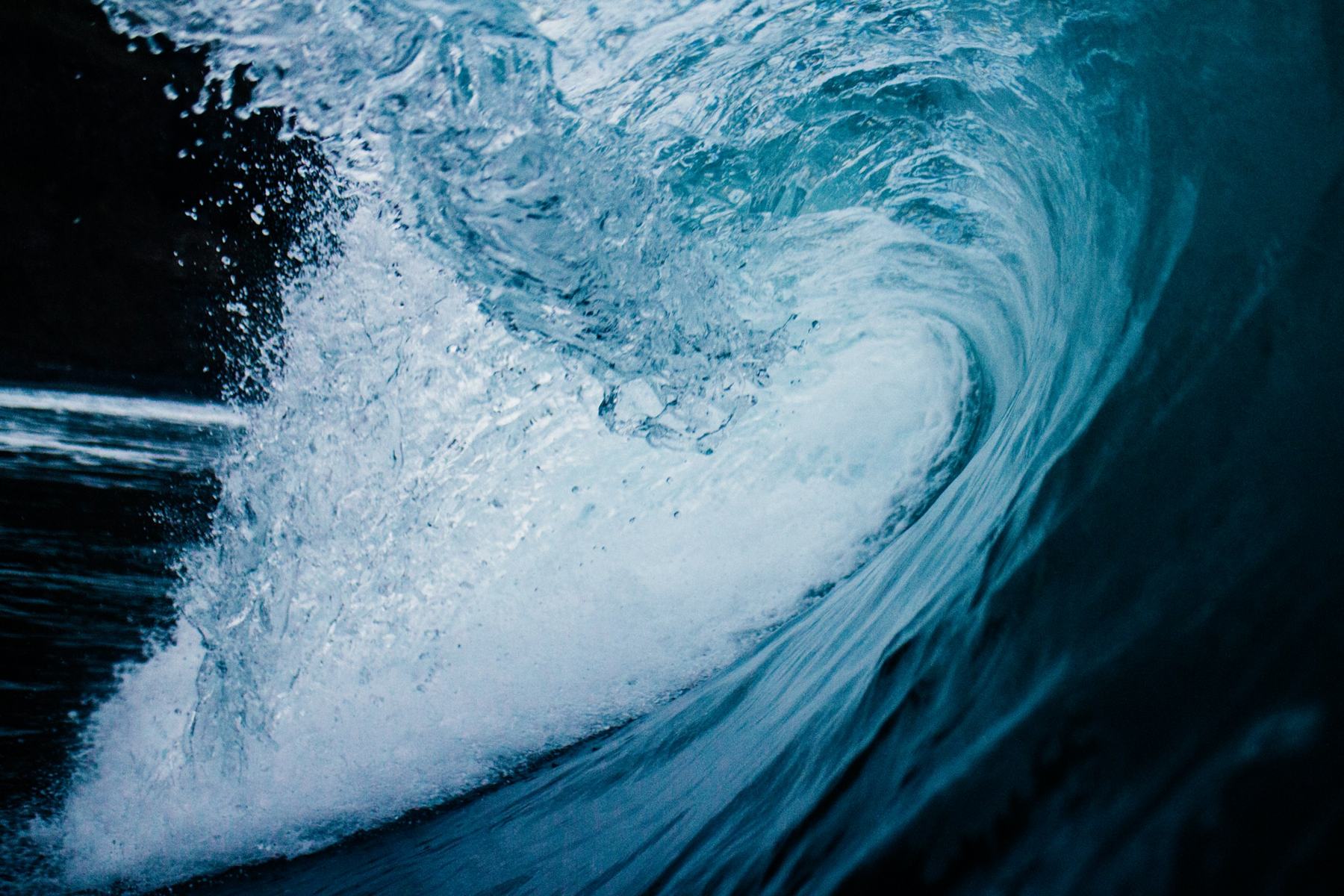 A clean turquoise wave